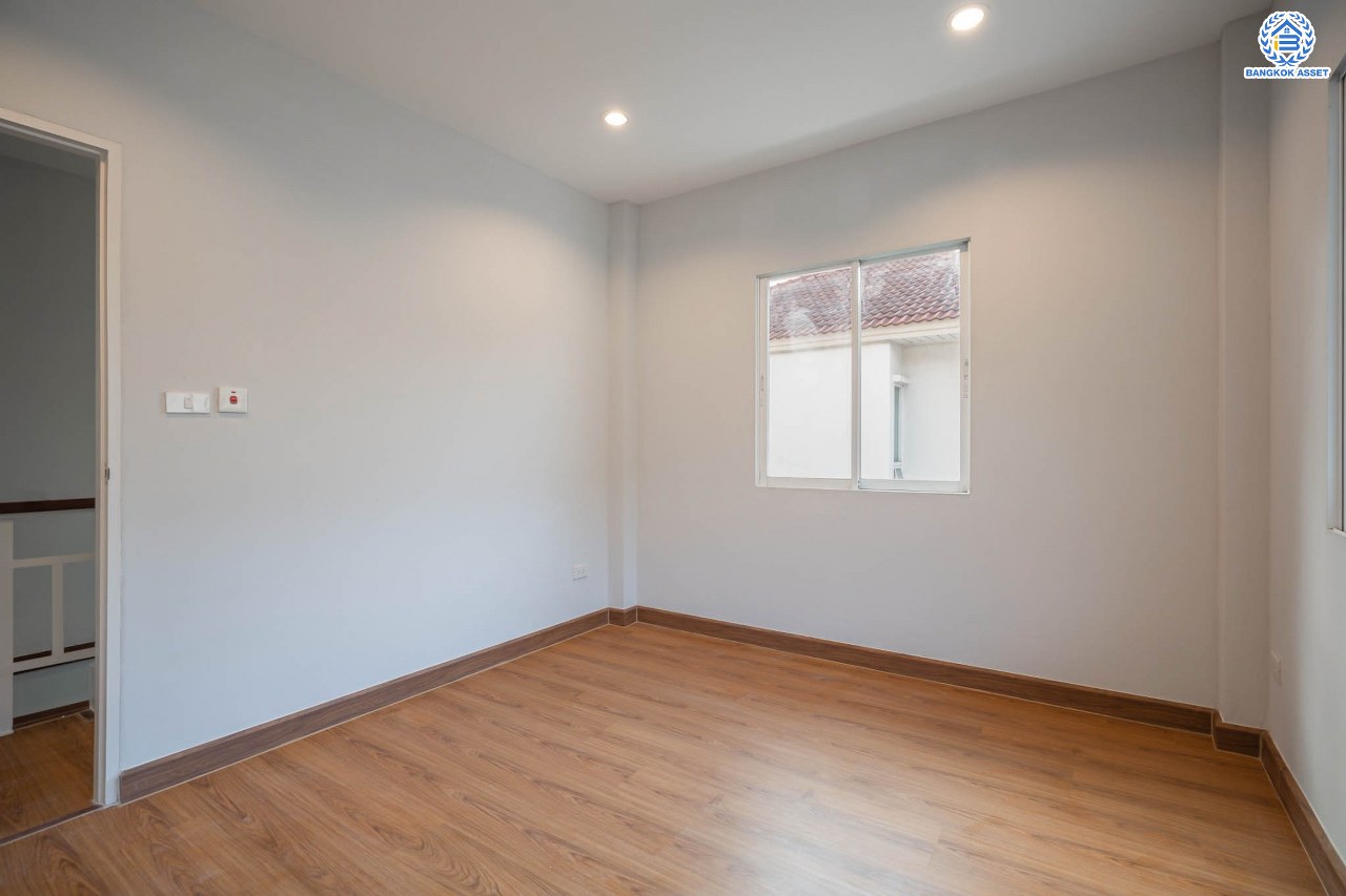 บ้านมือสองตกแต่งใหม่ โครงการ มณีรินทร์พาร์ค รัตนาธิเบศร์-ท่าอิฐ แบรนด์ Property Perfect เนื้อที่ 59.4 ตร.ว. ฟังก์ชัน 3 ห้องนอน 3 ห้องน้ำ จอดรถได้ 2 คัน บนทำเลศักยภาพ เชื่อมต่อทั้ง ถนนรัตนาธิเบศร์ และถนนราชพฤกษ์ ใจกลาง 2 เซ็นทรัลฯ ใกล้ทางด่วน "งามวงศ์วาน" และรถไฟฟ้า "สถานีบางรักน้อยท่าอิฐ"...